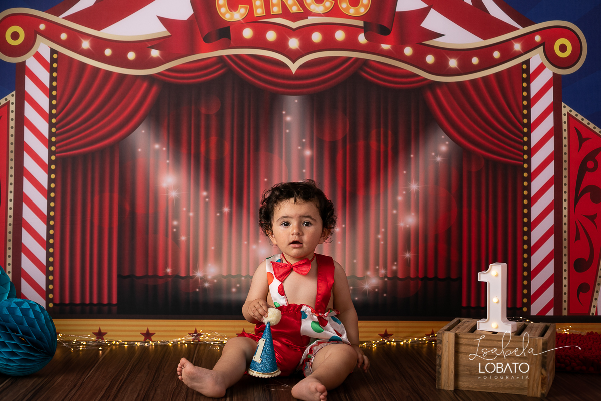 a-hora-do-bolo-smash-the-cake-aniversario-de-um-ano-tema-da-festa-circo-fotografia-no-estudio-fotos-de-crianca-fotografa-de-crianca-em-barbacena-isabela-lobato-fotografia-melhores-fotografos-de-barbacena-estudio-fotografico-em-barbacena-isabela-lobato