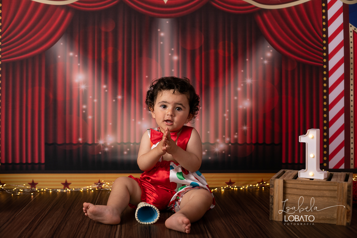 a-hora-do-bolo-smash-the-cake-aniversario-de-um-ano-tema-da-festa-circo-fotografia-no-estudio-fotos-de-crianca-fotografa-de-crianca-em-barbacena-isabela-lobato-fotografia-melhores-fotografos-de-barbacena-estudio-fotografico-em-barbacena-isabela-lobato