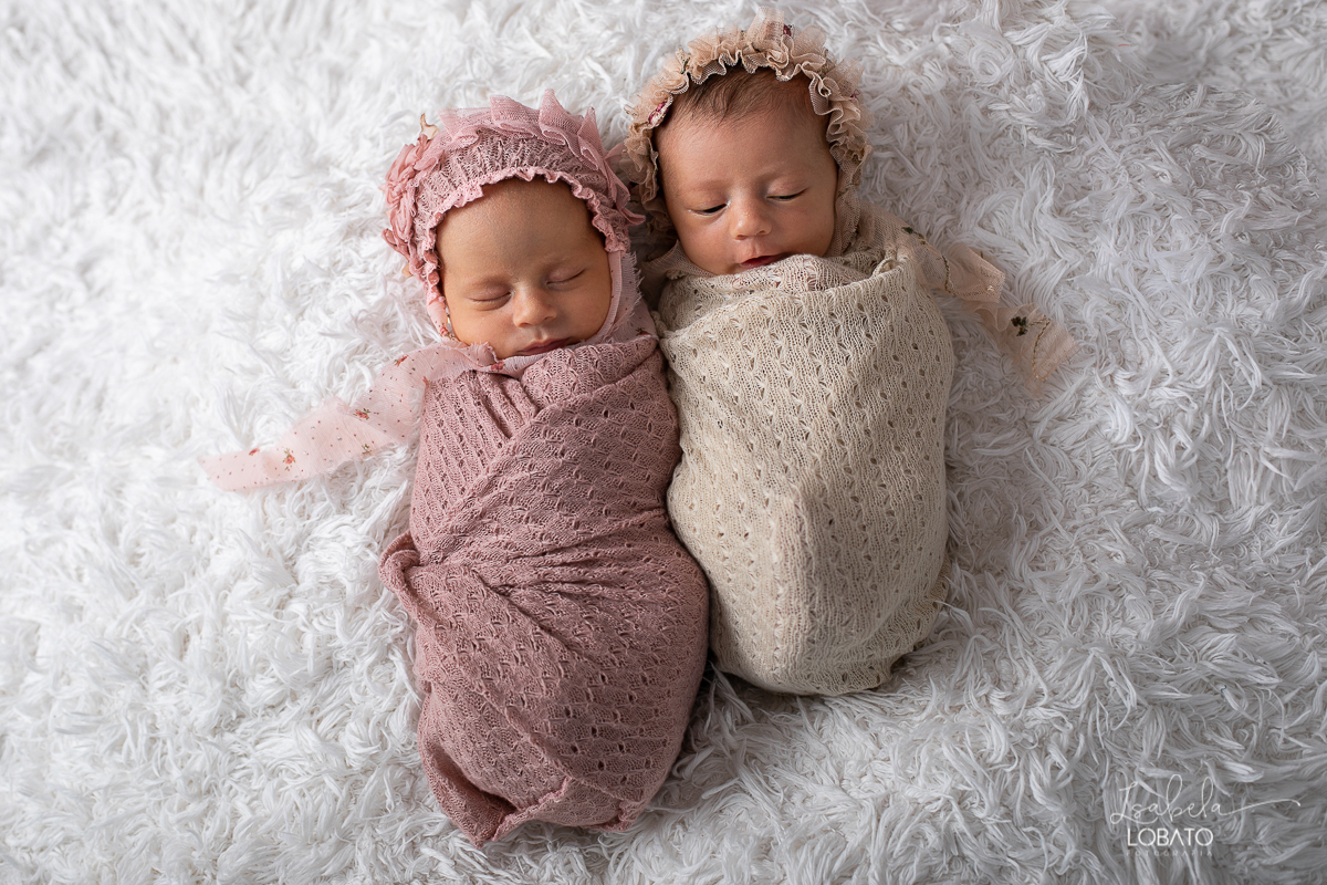 ensaio-newborn-fotografia-de-recem-nascido-fotografia-de-bebes-gemeos-newborn-de-gemeas-fotografa-de-recem-nascido-em-barbacena-isabela-lobato-fotografia-melhor-fotografa-infantil-de-barbacena-estudio-fotografico-isabela-lobato-fotografia-bebes-gemeas-bq