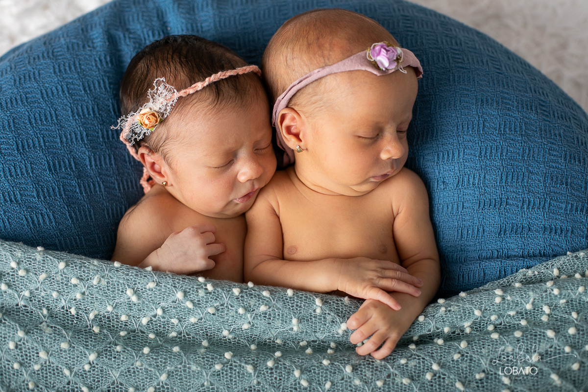 ensaio-newborn-fotografia-de-recem-nascido-fotografia-de-bebes-gemeos-newborn-de-gemeas-fotografa-de-recem-nascido-em-barbacena-isabela-lobato-fotografia-melhor-fotografa-infantil-de-barbacena-estudio-fotografico-isabela-lobato-fotografia-bebes-gemeas-bq