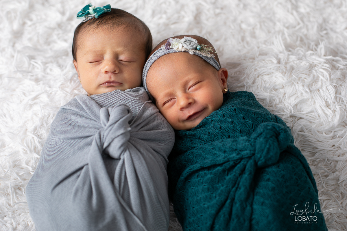 ensaio-newborn-fotografia-de-recem-nascido-fotografia-de-bebes-gemeos-newborn-de-gemeas-fotografa-de-recem-nascido-em-barbacena-isabela-lobato-fotografia-melhor-fotografa-infantil-de-barbacena-estudio-fotografico-isabela-lobato-fotografia-bebes-gemeas-bq