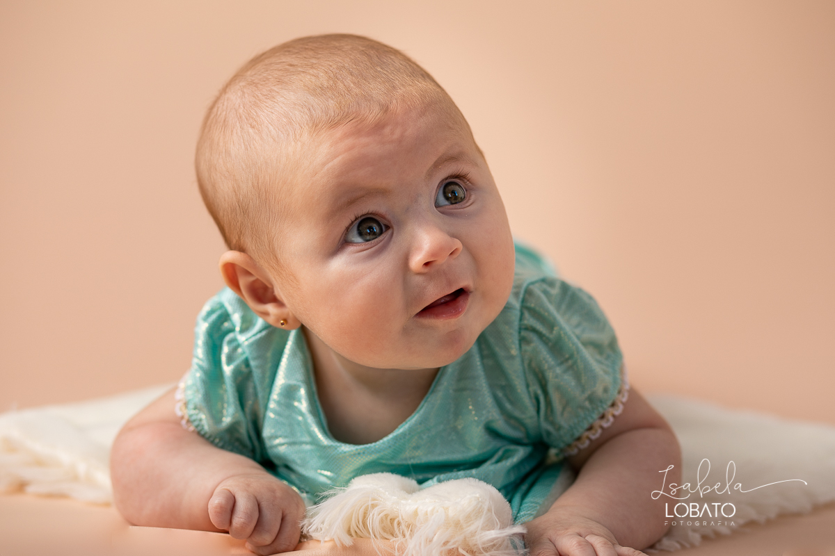 acompanhamento-fotografico-infantil-fases-do-bebe-newborn-bebe-de-6-meses-fotografa-de-crianca-isabela-lobato-fotografia-estudio-fotografico-infantil-fotografa-de-recem-nascido-em-barbacena-ensaio-newborn-roupa-de-bebe-mundo-azul-acompanhamento-criativo
