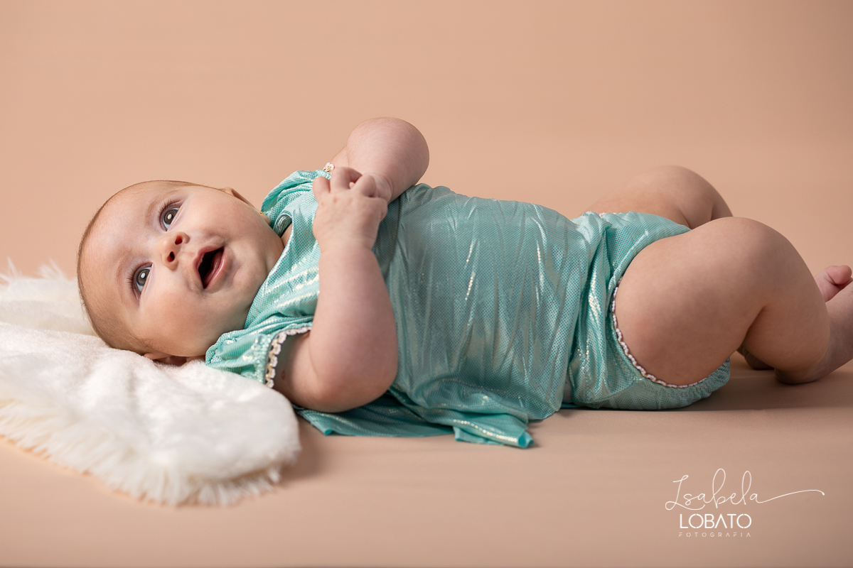 acompanhamento-fotografico-infantil-fases-do-bebe-newborn-bebe-de-6-meses-fotografa-de-crianca-isabela-lobato-fotografia-estudio-fotografico-infantil-fotografa-de-recem-nascido-em-barbacena-ensaio-newborn-roupa-de-bebe-mundo-azul-acompanhamento-criativo