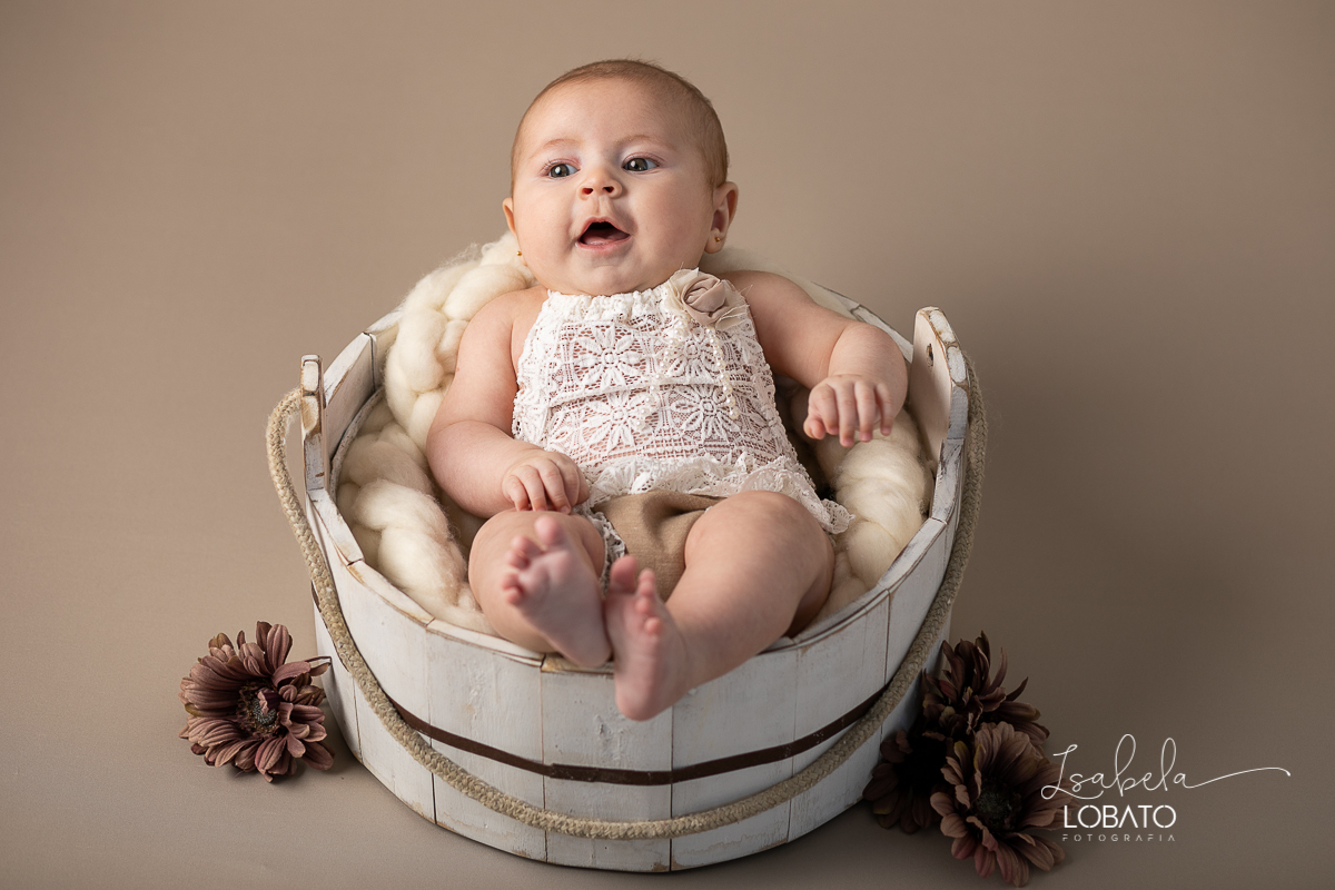acompanhamento-fotografico-infantil-fases-do-bebe-newborn-bebe-de-6-meses-fotografa-de-crianca-isabela-lobato-fotografia-estudio-fotografico-infantil-fotografa-de-recem-nascido-em-barbacena-ensaio-newborn-roupa-de-bebe-mundo-azul-acompanhamento-criativo