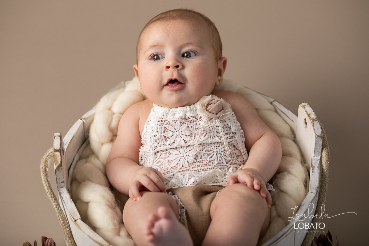 acompanhamento-fotografico-infantil-fases-do-bebe-newborn-bebe-de-6-meses-fotografa-de-crianca-isabela-lobato-fotografia-estudio-fotografico-infantil-fotografa-de-recem-nascido-em-barbacena-ensaio-newborn-roupa-de-bebe-mundo-azul-acompanhamento-criativo