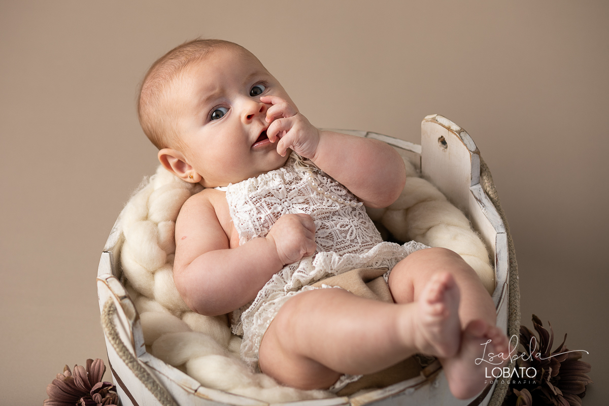 acompanhamento-fotografico-infantil-fases-do-bebe-newborn-bebe-de-6-meses-fotografa-de-crianca-isabela-lobato-fotografia-estudio-fotografico-infantil-fotografa-de-recem-nascido-em-barbacena-ensaio-newborn-roupa-de-bebe-mundo-azul-acompanhamento-criativo
