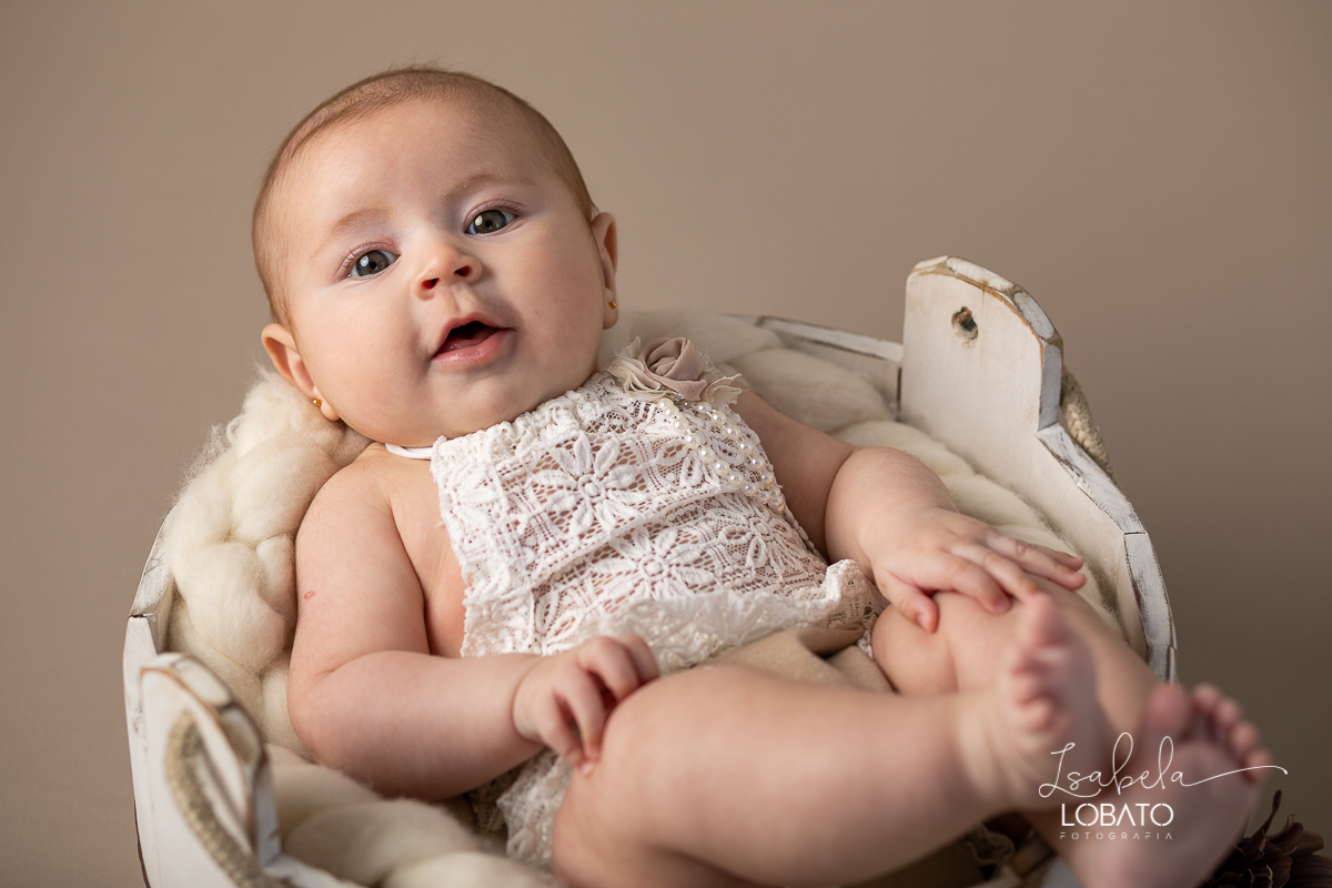 acompanhamento-fotografico-infantil-fases-do-bebe-newborn-bebe-de-6-meses-fotografa-de-crianca-isabela-lobato-fotografia-estudio-fotografico-infantil-fotografa-de-recem-nascido-em-barbacena-ensaio-newborn-roupa-de-bebe-mundo-azul-acompanhamento-criativo