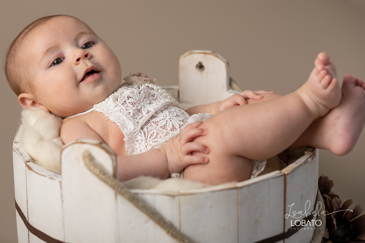 acompanhamento-fotografico-infantil-fases-do-bebe-newborn-bebe-de-6-meses-fotografa-de-crianca-isabela-lobato-fotografia-estudio-fotografico-infantil-fotografa-de-recem-nascido-em-barbacena-ensaio-newborn-roupa-de-bebe-mundo-azul-acompanhamento-criativo