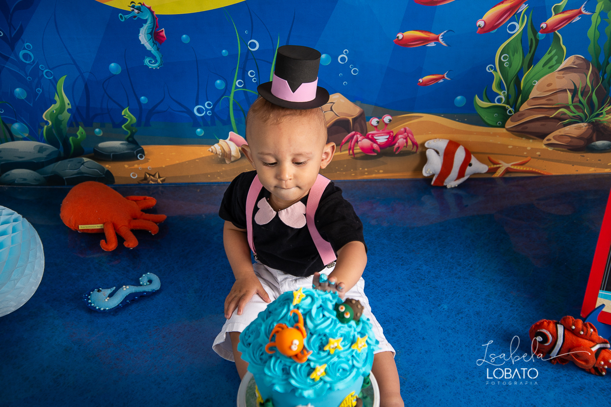 smash-the-cake-mundo-bita-no-fundo-do-mar-ensaio-fotografico-infantil-de-um-ano-esmagando-o-bolo-a-hora-do-bolo--fundo-do-mar-festa-mundo-bita-fotografa-infantil-em-barbacena-minas-gerais-isabela-lobato-fotografia-melhor-fotografa-de-barbacena-bq-mg