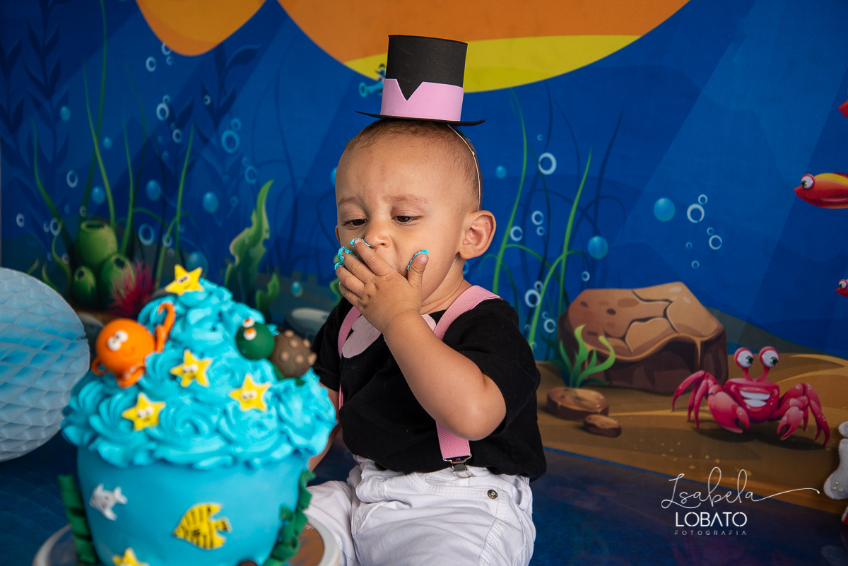 smash-the-cake-mundo-bita-no-fundo-do-mar-ensaio-fotografico-infantil-de-um-ano-esmagando-o-bolo-a-hora-do-bolo--fundo-do-mar-festa-mundo-bita-fotografa-infantil-em-barbacena-minas-gerais-isabela-lobato-fotografia-melhor-fotografa-de-barbacena-bq-mg