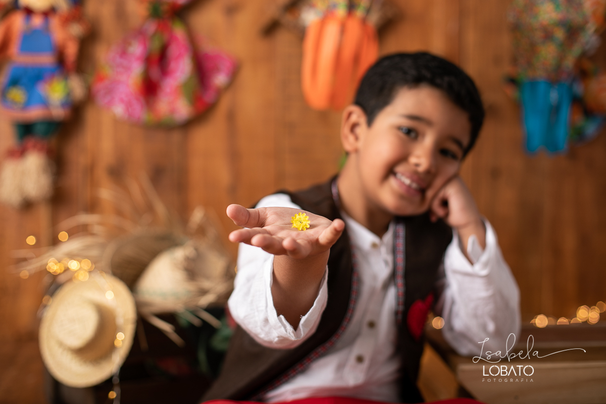 ensaio-fotografico-junino-festa-junina-2020-sessao-fotografica-de-festa-junina-sao-joao-2020-arraial-tema-junino-fundo-fotografico-de-festa-junina-chapeu-lampiao-caipira-junina-estudio-fotografico-infantil-em-barbacena-isabela-lobato-fotografia-melhor-bq