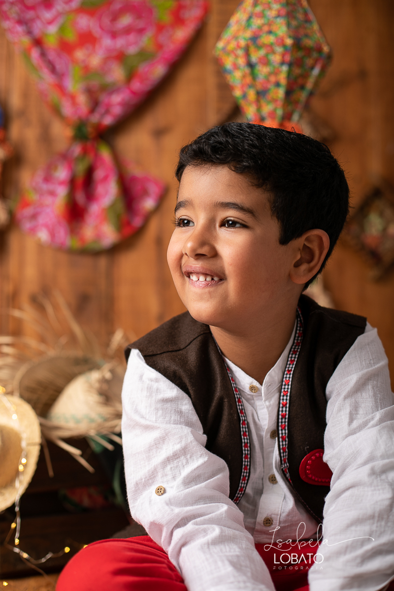 ensaio-fotografico-junino-festa-junina-2020-sessao-fotografica-de-festa-junina-sao-joao-2020-arraial-tema-junino-fundo-fotografico-de-festa-junina-chapeu-lampiao-caipira-junina-estudio-fotografico-infantil-em-barbacena-isabela-lobato-fotografia-melhor-bq