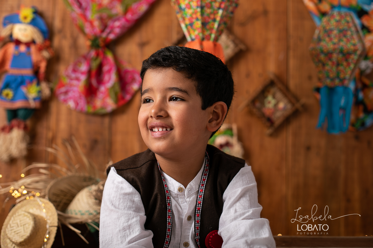 ensaio-fotografico-junino-festa-junina-2020-sessao-fotografica-de-festa-junina-sao-joao-2020-arraial-tema-junino-fundo-fotografico-de-festa-junina-chapeu-lampiao-caipira-junina-estudio-fotografico-infantil-em-barbacena-isabela-lobato-fotografia-melhor-bq