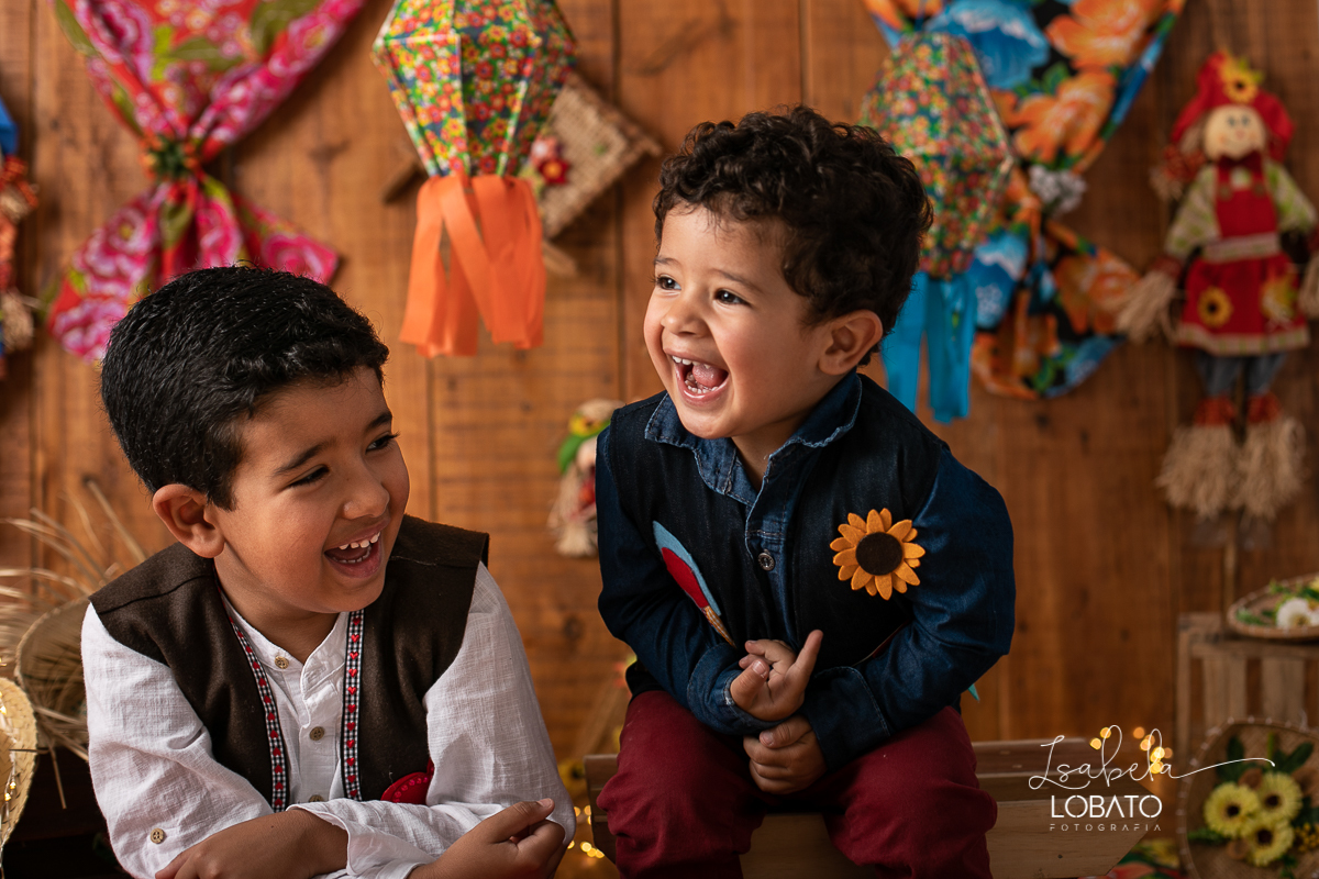 ensaio-fotografico-junino-festa-junina-2020-sessao-fotografica-de-festa-junina-sao-joao-2020-arraial-tema-junino-fundo-fotografico-de-festa-junina-chapeu-lampiao-caipira-junina-estudio-fotografico-infantil-em-barbacena-isabela-lobato-fotografia-melhor-bq