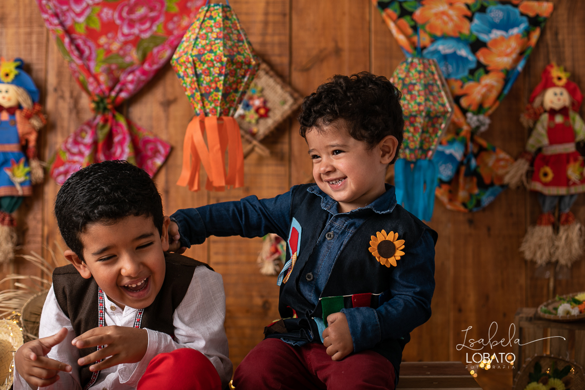 ensaio-fotografico-junino-festa-junina-2020-sessao-fotografica-de-festa-junina-sao-joao-2020-arraial-tema-junino-fundo-fotografico-de-festa-junina-chapeu-lampiao-caipira-junina-estudio-fotografico-infantil-em-barbacena-isabela-lobato-fotografia-melhor-bq