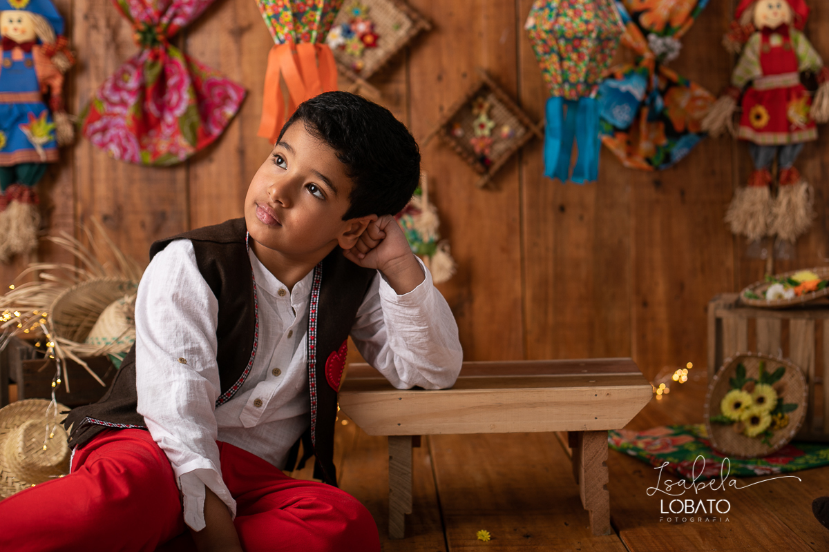 ensaio-fotografico-junino-festa-junina-2020-sessao-fotografica-de-festa-junina-sao-joao-2020-arraial-tema-junino-fundo-fotografico-de-festa-junina-chapeu-lampiao-caipira-junina-estudio-fotografico-infantil-em-barbacena-isabela-lobato-fotografia-melhor-bq