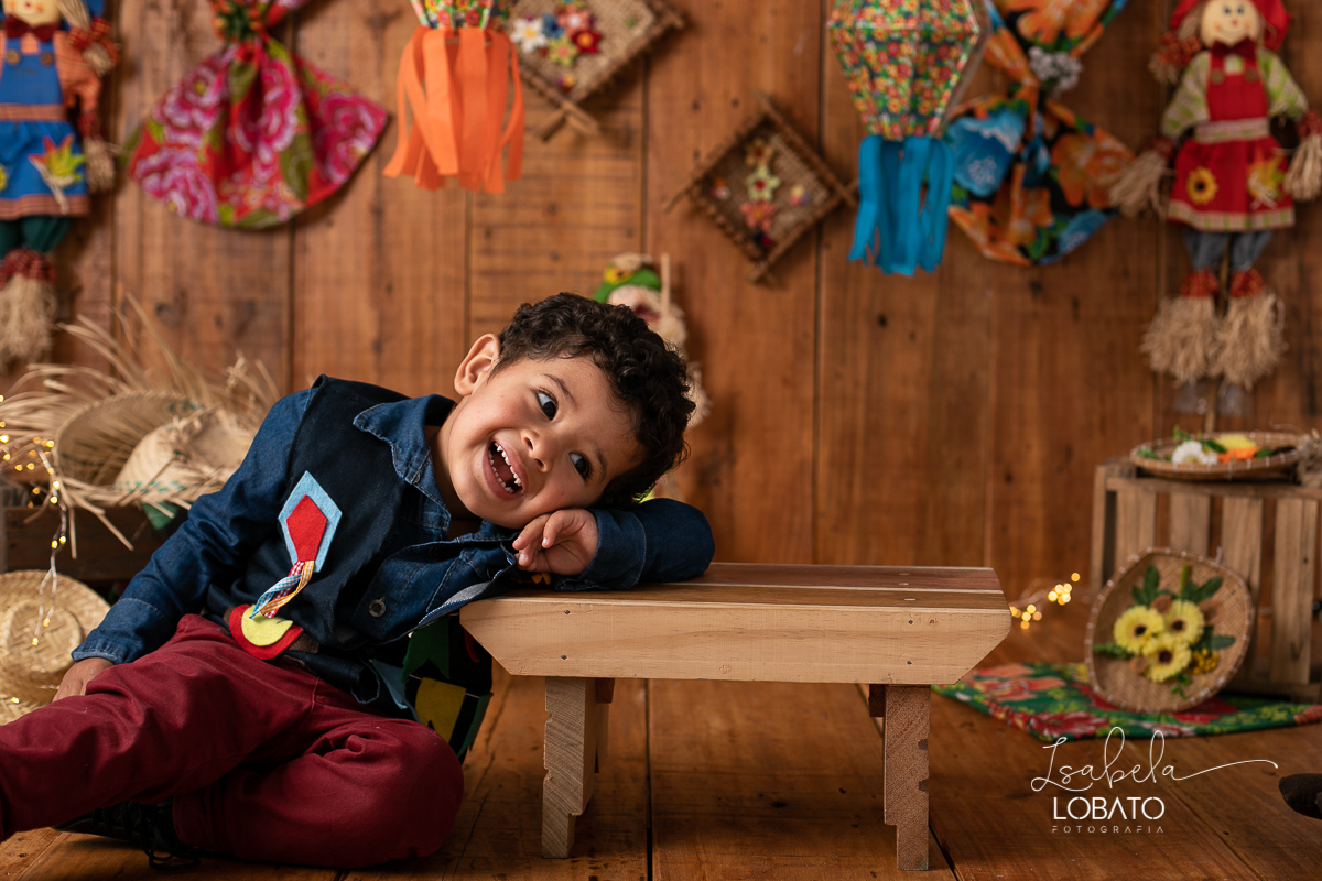 ensaio-fotografico-junino-festa-junina-2020-sessao-fotografica-de-festa-junina-sao-joao-2020-arraial-tema-junino-fundo-fotografico-de-festa-junina-chapeu-lampiao-caipira-junina-estudio-fotografico-infantil-em-barbacena-isabela-lobato-fotografia-melhor-bq