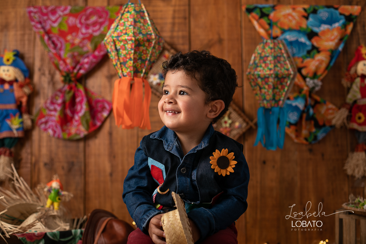 ensaio-fotografico-junino-festa-junina-2020-sessao-fotografica-de-festa-junina-sao-joao-2020-arraial-tema-junino-fundo-fotografico-de-festa-junina-chapeu-lampiao-caipira-junina-estudio-fotografico-infantil-em-barbacena-isabela-lobato-fotografia-melhor-bq