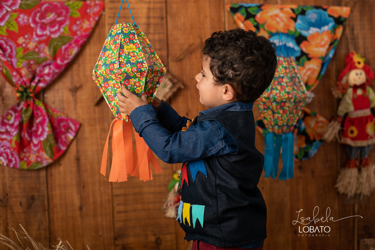 ensaio-fotografico-junino-festa-junina-2020-sessao-fotografica-de-festa-junina-sao-joao-2020-arraial-tema-junino-fundo-fotografico-de-festa-junina-chapeu-lampiao-caipira-junina-estudio-fotografico-infantil-em-barbacena-isabela-lobato-fotografia-melhor-bq