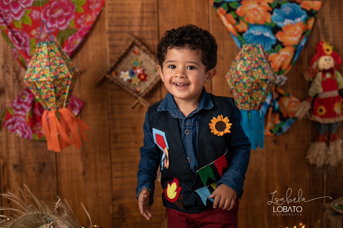 ensaio-fotografico-junino-festa-junina-2020-sessao-fotografica-de-festa-junina-sao-joao-2020-arraial-tema-junino-fundo-fotografico-de-festa-junina-chapeu-lampiao-caipira-junina-estudio-fotografico-infantil-em-barbacena-isabela-lobato-fotografia-melhor-bq