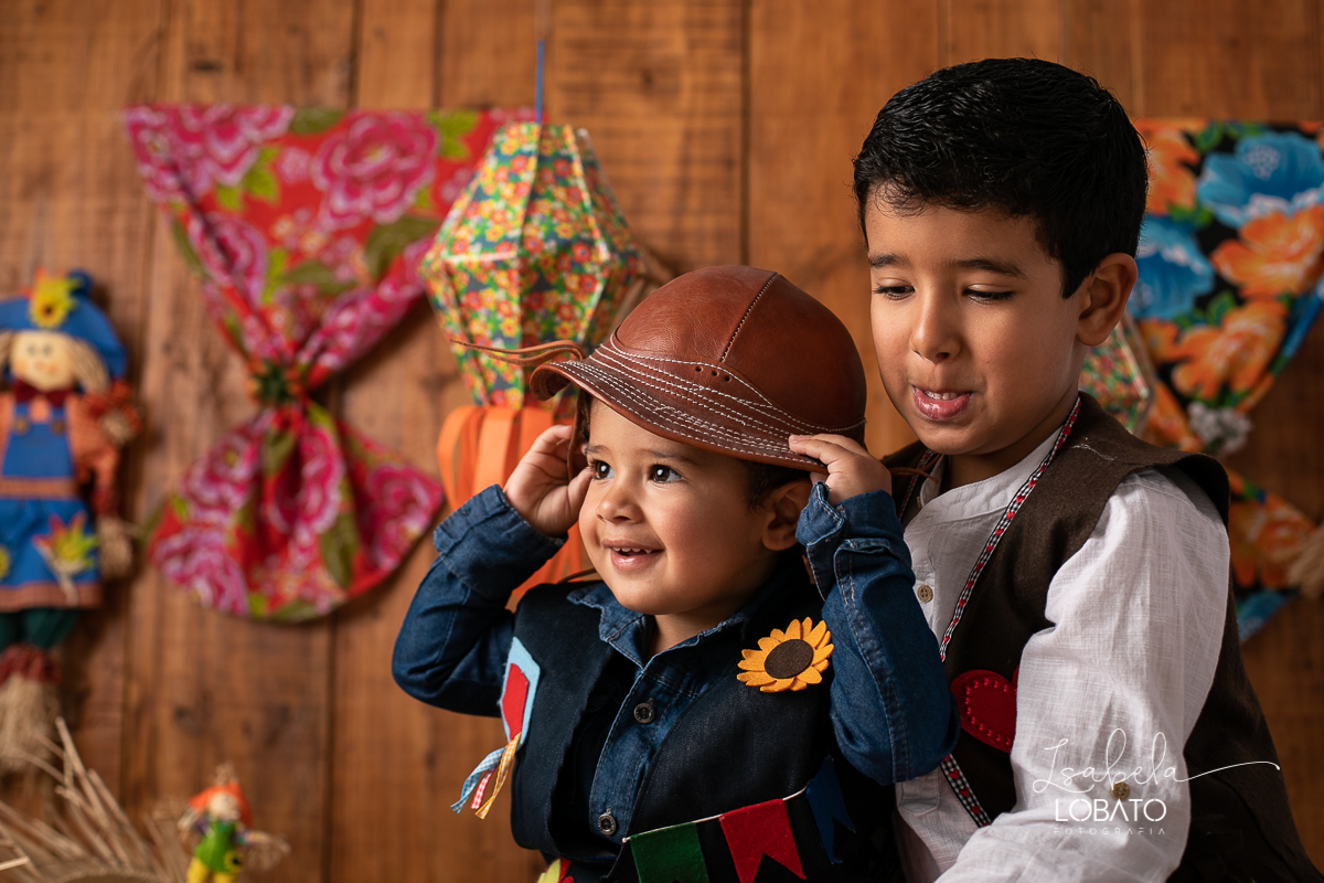 ensaio-fotografico-junino-festa-junina-2020-sessao-fotografica-de-festa-junina-sao-joao-2020-arraial-tema-junino-fundo-fotografico-de-festa-junina-chapeu-lampiao-caipira-junina-estudio-fotografico-infantil-em-barbacena-isabela-lobato-fotografia-melhor-bq
