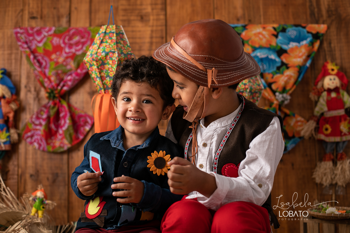 ensaio-fotografico-junino-festa-junina-2020-sessao-fotografica-de-festa-junina-sao-joao-2020-arraial-tema-junino-fundo-fotografico-de-festa-junina-chapeu-lampiao-caipira-junina-estudio-fotografico-infantil-em-barbacena-isabela-lobato-fotografia-melhor-bq