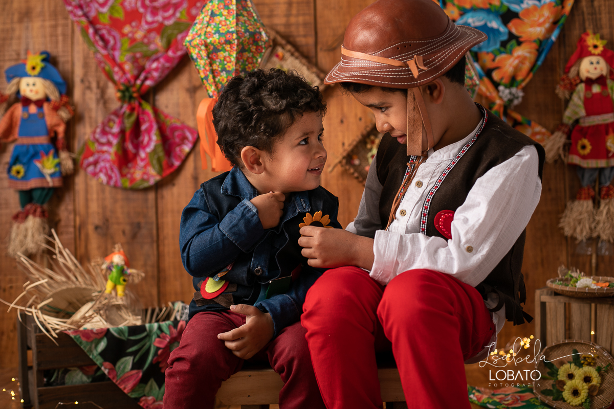 ensaio-fotografico-junino-festa-junina-2020-sessao-fotografica-de-festa-junina-sao-joao-2020-arraial-tema-junino-fundo-fotografico-de-festa-junina-chapeu-lampiao-caipira-junina-estudio-fotografico-infantil-em-barbacena-isabela-lobato-fotografia-melhor-bq