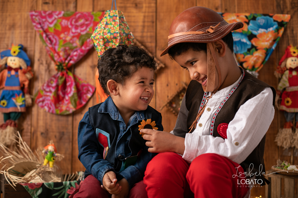 ensaio-fotografico-junino-festa-junina-2020-sessao-fotografica-de-festa-junina-sao-joao-2020-arraial-tema-junino-fundo-fotografico-de-festa-junina-chapeu-lampiao-caipira-junina-estudio-fotografico-infantil-em-barbacena-isabela-lobato-fotografia-melhor-bq