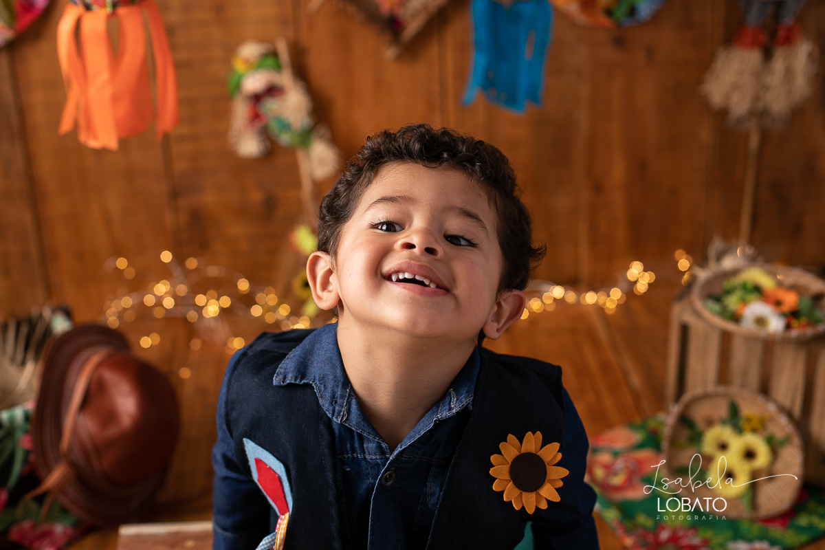 ensaio-fotografico-junino-festa-junina-2020-sessao-fotografica-de-festa-junina-sao-joao-2020-arraial-tema-junino-fundo-fotografico-de-festa-junina-chapeu-lampiao-caipira-junina-estudio-fotografico-infantil-em-barbacena-isabela-lobato-fotografia-melhor-bq