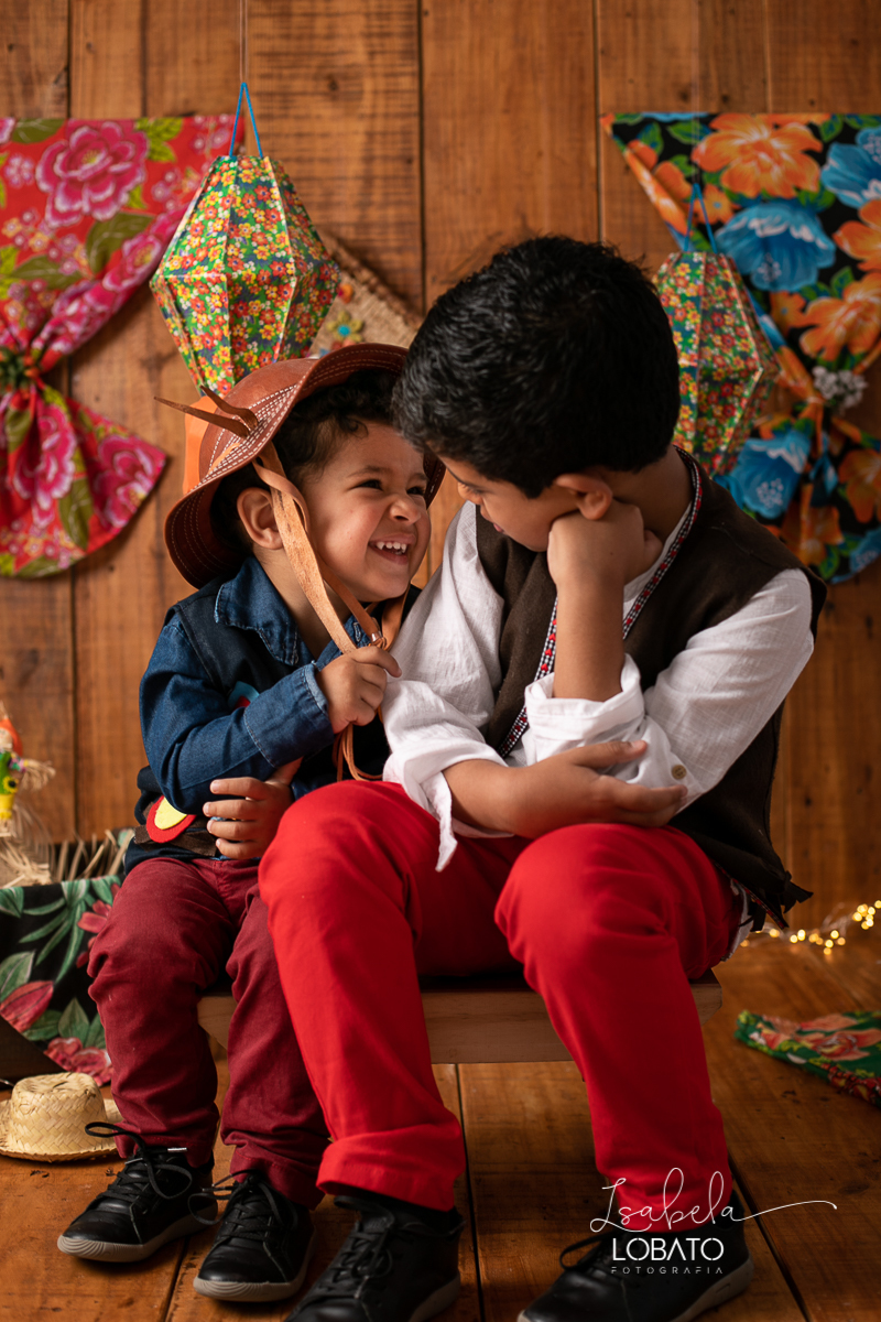 ensaio-fotografico-junino-festa-junina-2020-sessao-fotografica-de-festa-junina-sao-joao-2020-arraial-tema-junino-fundo-fotografico-de-festa-junina-chapeu-lampiao-caipira-junina-estudio-fotografico-infantil-em-barbacena-isabela-lobato-fotografia-melhor-bq