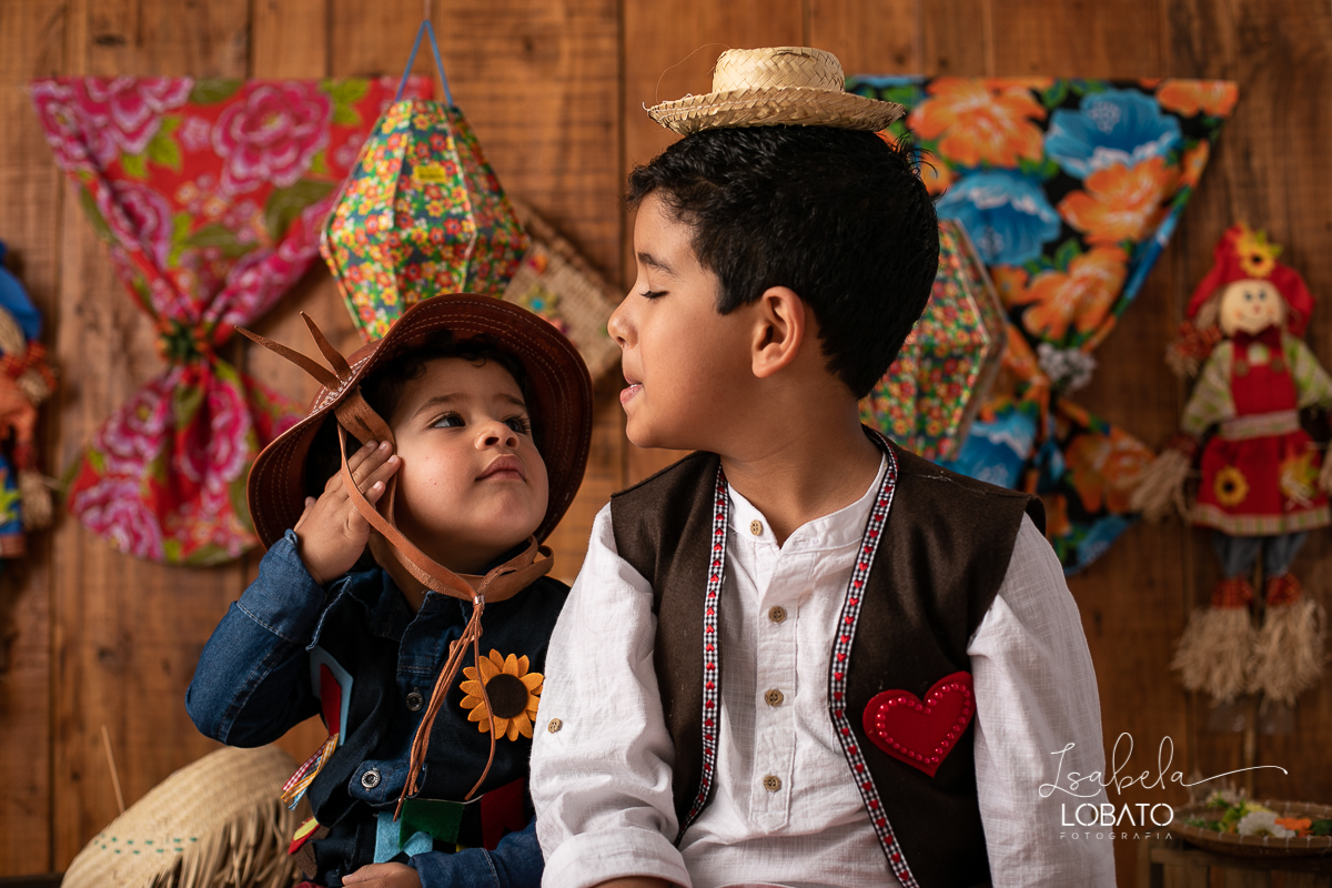 ensaio-fotografico-junino-festa-junina-2020-sessao-fotografica-de-festa-junina-sao-joao-2020-arraial-tema-junino-fundo-fotografico-de-festa-junina-chapeu-lampiao-caipira-junina-estudio-fotografico-infantil-em-barbacena-isabela-lobato-fotografia-melhor-bq