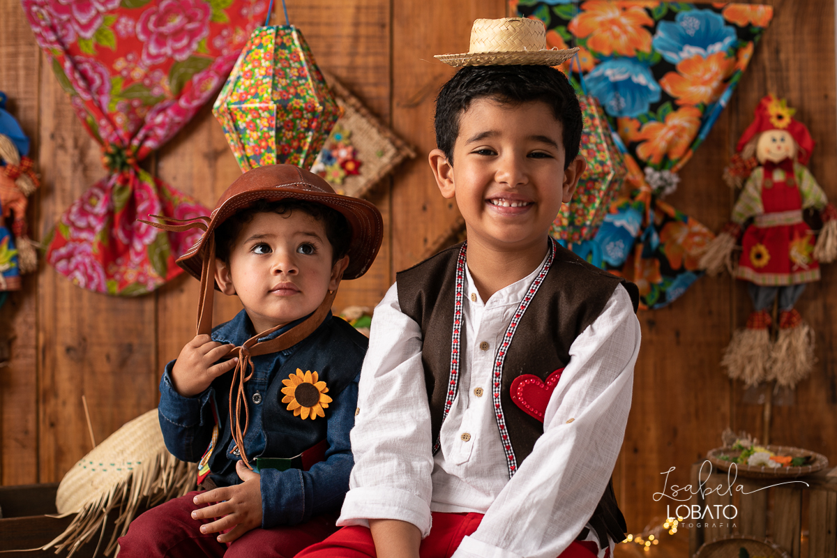 ensaio-fotografico-junino-festa-junina-2020-sessao-fotografica-de-festa-junina-sao-joao-2020-arraial-tema-junino-fundo-fotografico-de-festa-junina-chapeu-lampiao-caipira-junina-estudio-fotografico-infantil-em-barbacena-isabela-lobato-fotografia-melhor-bq