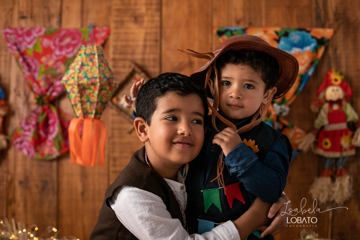 ensaio-fotografico-junino-festa-junina-2020-sessao-fotografica-de-festa-junina-sao-joao-2020-arraial-tema-junino-fundo-fotografico-de-festa-junina-chapeu-lampiao-caipira-junina-estudio-fotografico-infantil-em-barbacena-isabela-lobato-fotografia-melhor-bq