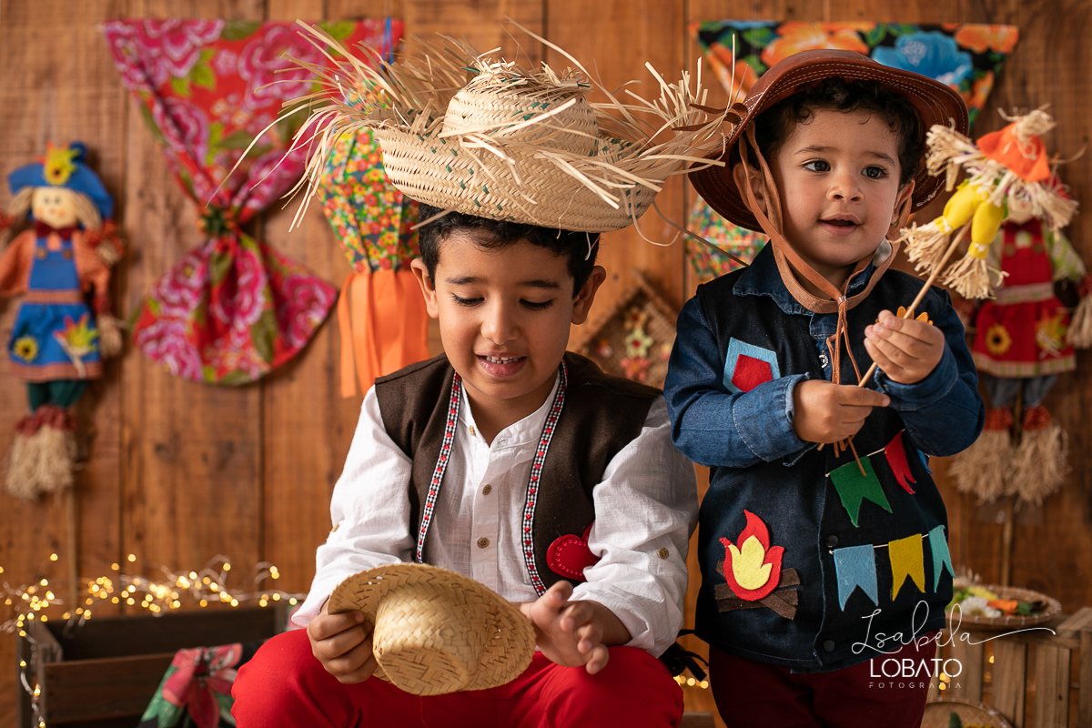 ensaio-fotografico-junino-festa-junina-2020-sessao-fotografica-de-festa-junina-sao-joao-2020-arraial-tema-junino-fundo-fotografico-de-festa-junina-chapeu-lampiao-caipira-junina-estudio-fotografico-infantil-em-barbacena-isabela-lobato-fotografia-melhor-bq