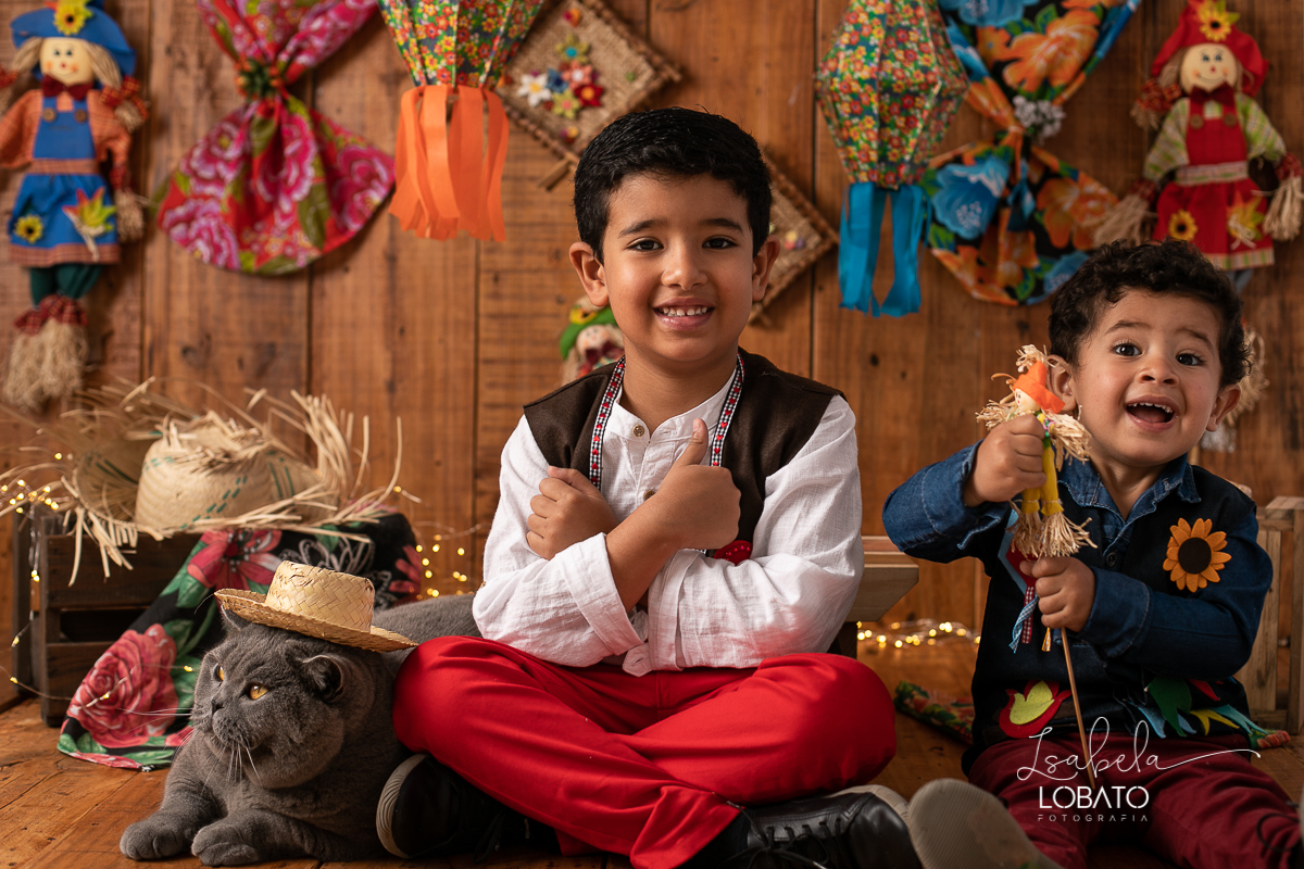 ensaio-fotografico-junino-festa-junina-2020-sessao-fotografica-de-festa-junina-sao-joao-2020-arraial-tema-junino-fundo-fotografico-de-festa-junina-chapeu-lampiao-caipira-junina-estudio-fotografico-infantil-em-barbacena-isabela-lobato-fotografia-melhor-bq