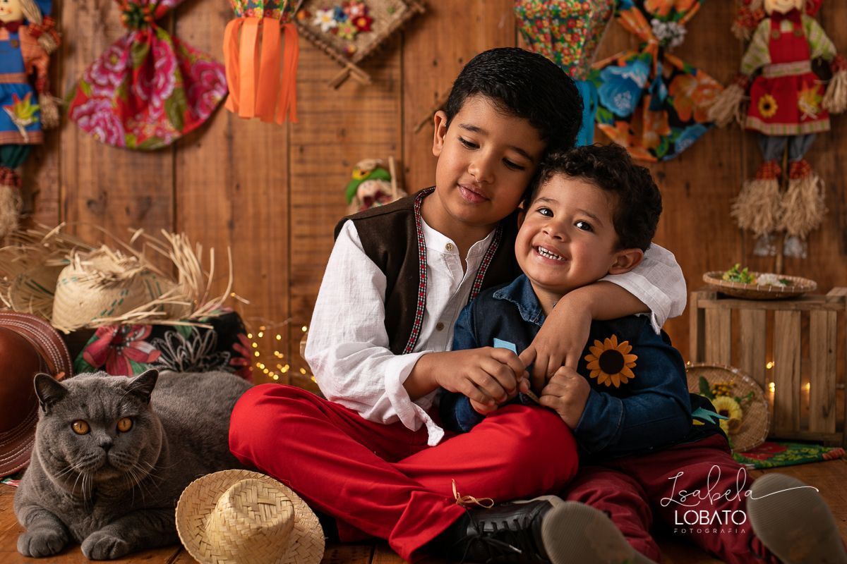 ensaio-fotografico-junino-festa-junina-2020-sessao-fotografica-de-festa-junina-sao-joao-2020-arraial-tema-junino-fundo-fotografico-de-festa-junina-chapeu-lampiao-caipira-junina-estudio-fotografico-infantil-em-barbacena-isabela-lobato-fotografia-melhor-bq