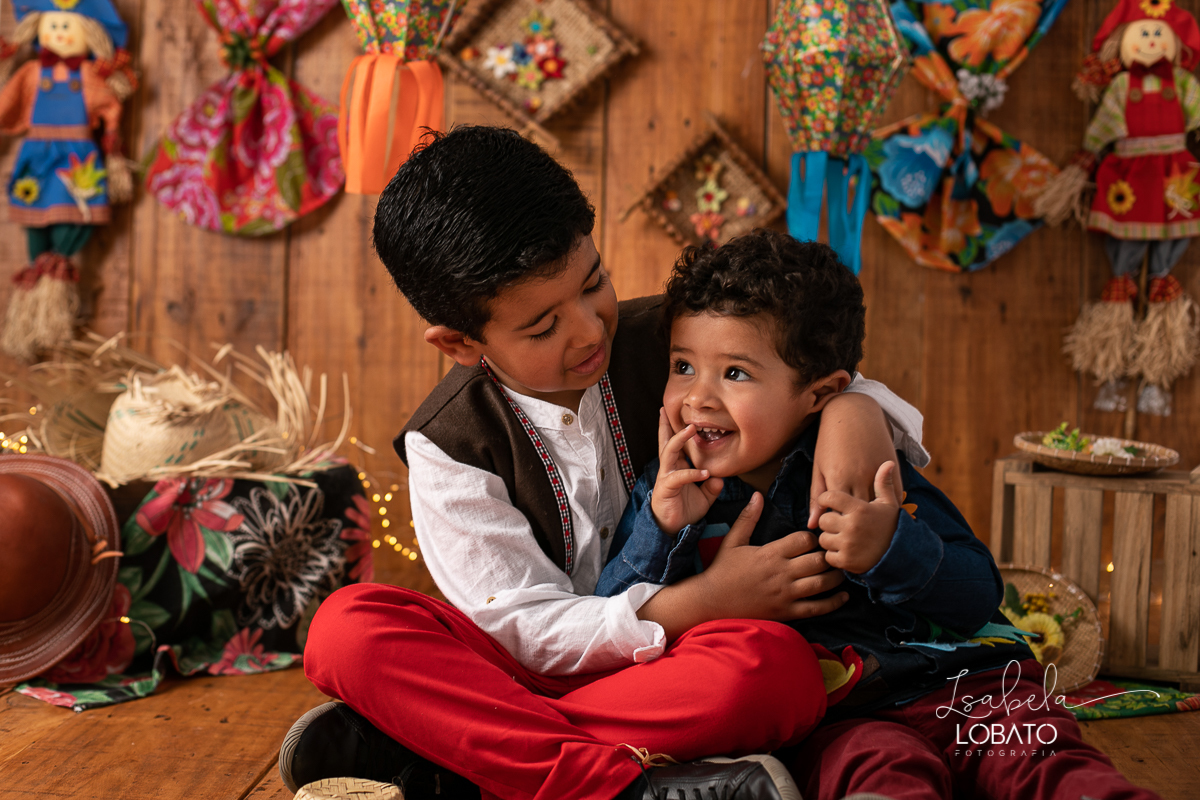 ensaio-fotografico-junino-festa-junina-2020-sessao-fotografica-de-festa-junina-sao-joao-2020-arraial-tema-junino-fundo-fotografico-de-festa-junina-chapeu-lampiao-caipira-junina-estudio-fotografico-infantil-em-barbacena-isabela-lobato-fotografia-melhor-bq