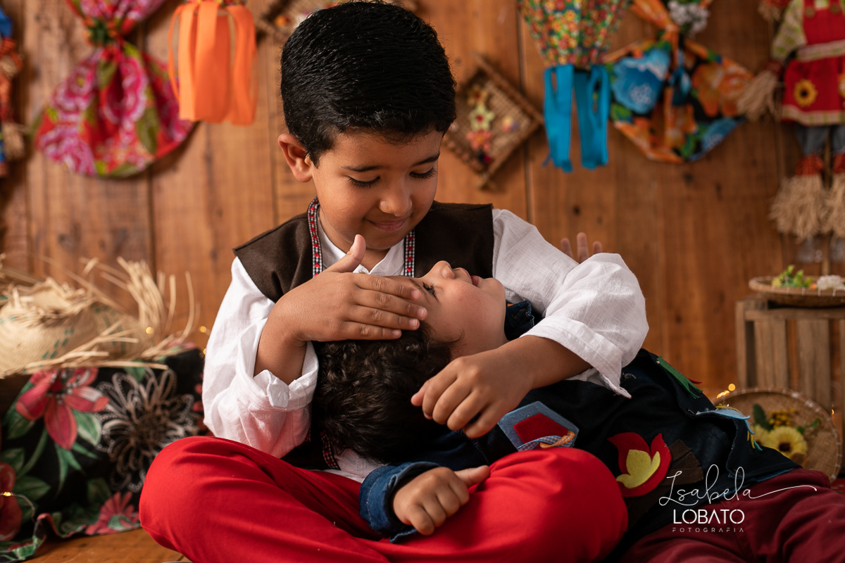 ensaio-fotografico-junino-festa-junina-2020-sessao-fotografica-de-festa-junina-sao-joao-2020-arraial-tema-junino-fundo-fotografico-de-festa-junina-chapeu-lampiao-caipira-junina-estudio-fotografico-infantil-em-barbacena-isabela-lobato-fotografia-melhor-bq