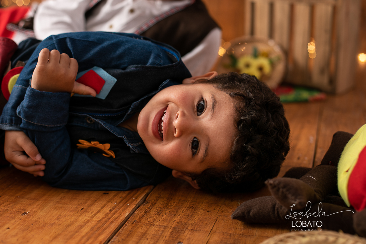 ensaio-fotografico-junino-festa-junina-2020-sessao-fotografica-de-festa-junina-sao-joao-2020-arraial-tema-junino-fundo-fotografico-de-festa-junina-chapeu-lampiao-caipira-junina-estudio-fotografico-infantil-em-barbacena-isabela-lobato-fotografia-melhor-bq