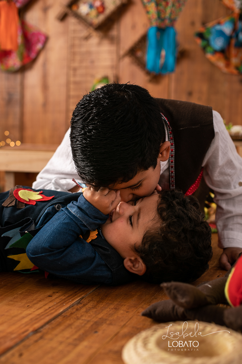 ensaio-fotografico-junino-festa-junina-2020-sessao-fotografica-de-festa-junina-sao-joao-2020-arraial-tema-junino-fundo-fotografico-de-festa-junina-chapeu-lampiao-caipira-junina-estudio-fotografico-infantil-em-barbacena-isabela-lobato-fotografia-melhor-bq