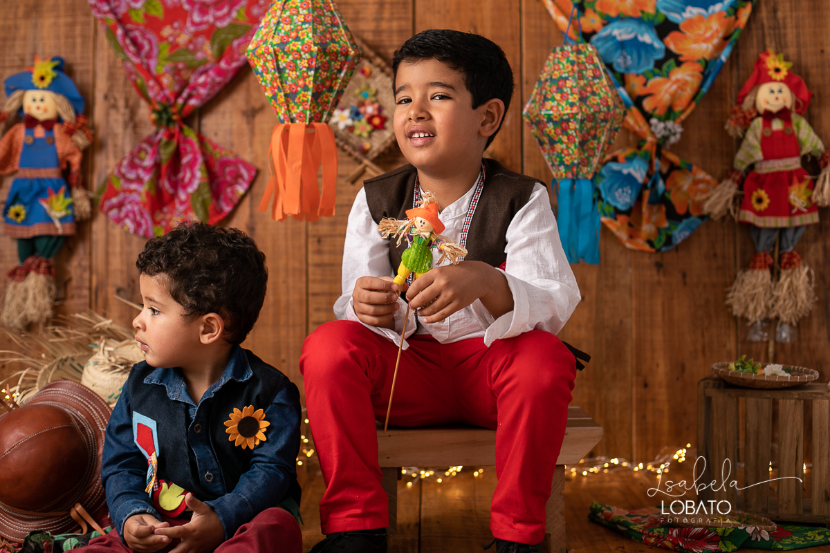 ensaio-fotografico-junino-festa-junina-2020-sessao-fotografica-de-festa-junina-sao-joao-2020-arraial-tema-junino-fundo-fotografico-de-festa-junina-chapeu-lampiao-caipira-junina-estudio-fotografico-infantil-em-barbacena-isabela-lobato-fotografia-melhor-bq