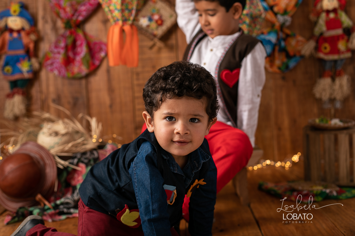 ensaio-fotografico-junino-festa-junina-2020-sessao-fotografica-de-festa-junina-sao-joao-2020-arraial-tema-junino-fundo-fotografico-de-festa-junina-chapeu-lampiao-caipira-junina-estudio-fotografico-infantil-em-barbacena-isabela-lobato-fotografia-melhor-bq