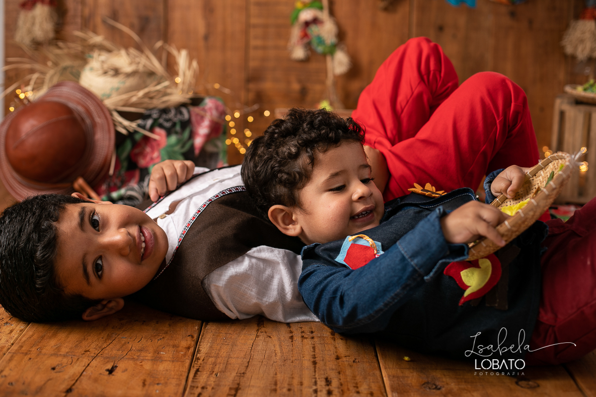 ensaio-fotografico-junino-festa-junina-2020-sessao-fotografica-de-festa-junina-sao-joao-2020-arraial-tema-junino-fundo-fotografico-de-festa-junina-chapeu-lampiao-caipira-junina-estudio-fotografico-infantil-em-barbacena-isabela-lobato-fotografia-melhor-bq