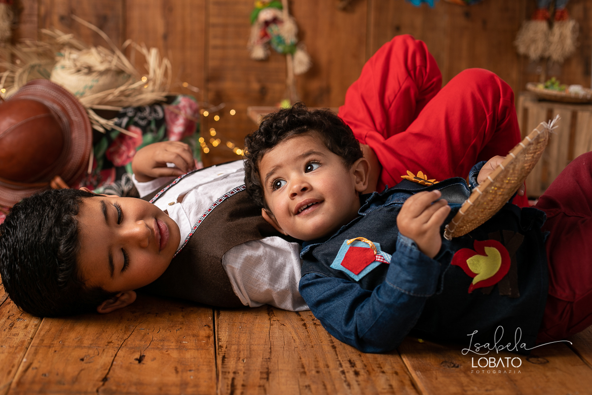 ensaio-fotografico-junino-festa-junina-2020-sessao-fotografica-de-festa-junina-sao-joao-2020-arraial-tema-junino-fundo-fotografico-de-festa-junina-chapeu-lampiao-caipira-junina-estudio-fotografico-infantil-em-barbacena-isabela-lobato-fotografia-melhor-bq