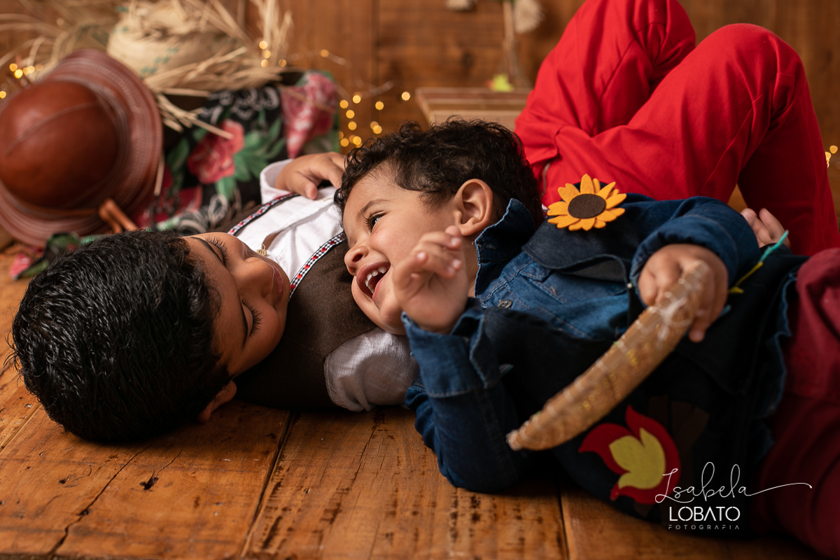 ensaio-fotografico-junino-festa-junina-2020-sessao-fotografica-de-festa-junina-sao-joao-2020-arraial-tema-junino-fundo-fotografico-de-festa-junina-chapeu-lampiao-caipira-junina-estudio-fotografico-infantil-em-barbacena-isabela-lobato-fotografia-melhor-bq