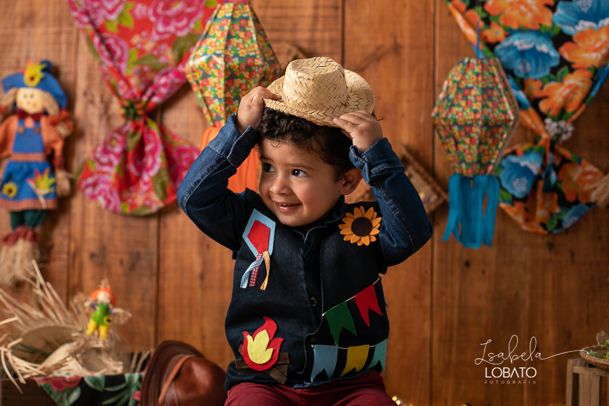 ensaio-fotografico-junino-festa-junina-2020-sessao-fotografica-de-festa-junina-sao-joao-2020-arraial-tema-junino-fundo-fotografico-de-festa-junina-chapeu-lampiao-caipira-junina-estudio-fotografico-infantil-em-barbacena-isabela-lobato-fotografia-melhor-bq