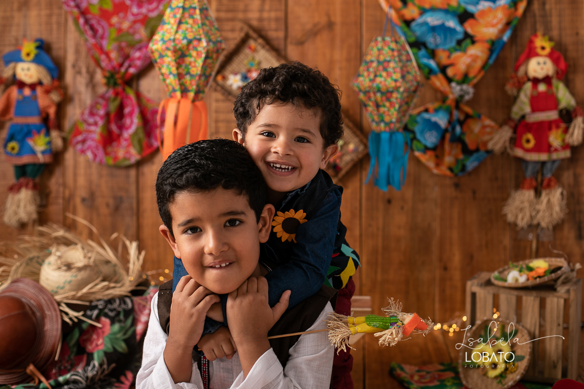 ensaio-fotografico-junino-festa-junina-2020-sessao-fotografica-de-festa-junina-sao-joao-2020-arraial-tema-junino-fundo-fotografico-de-festa-junina-chapeu-lampiao-caipira-junina-estudio-fotografico-infantil-em-barbacena-isabela-lobato-fotografia-melhor-bq