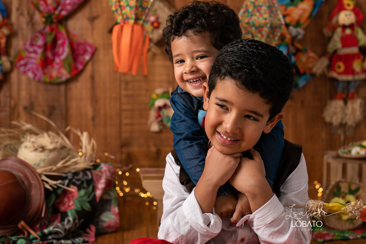 ensaio-fotografico-junino-festa-junina-2020-sessao-fotografica-de-festa-junina-sao-joao-2020-arraial-tema-junino-fundo-fotografico-de-festa-junina-chapeu-lampiao-caipira-junina-estudio-fotografico-infantil-em-barbacena-isabela-lobato-fotografia-melhor-bq