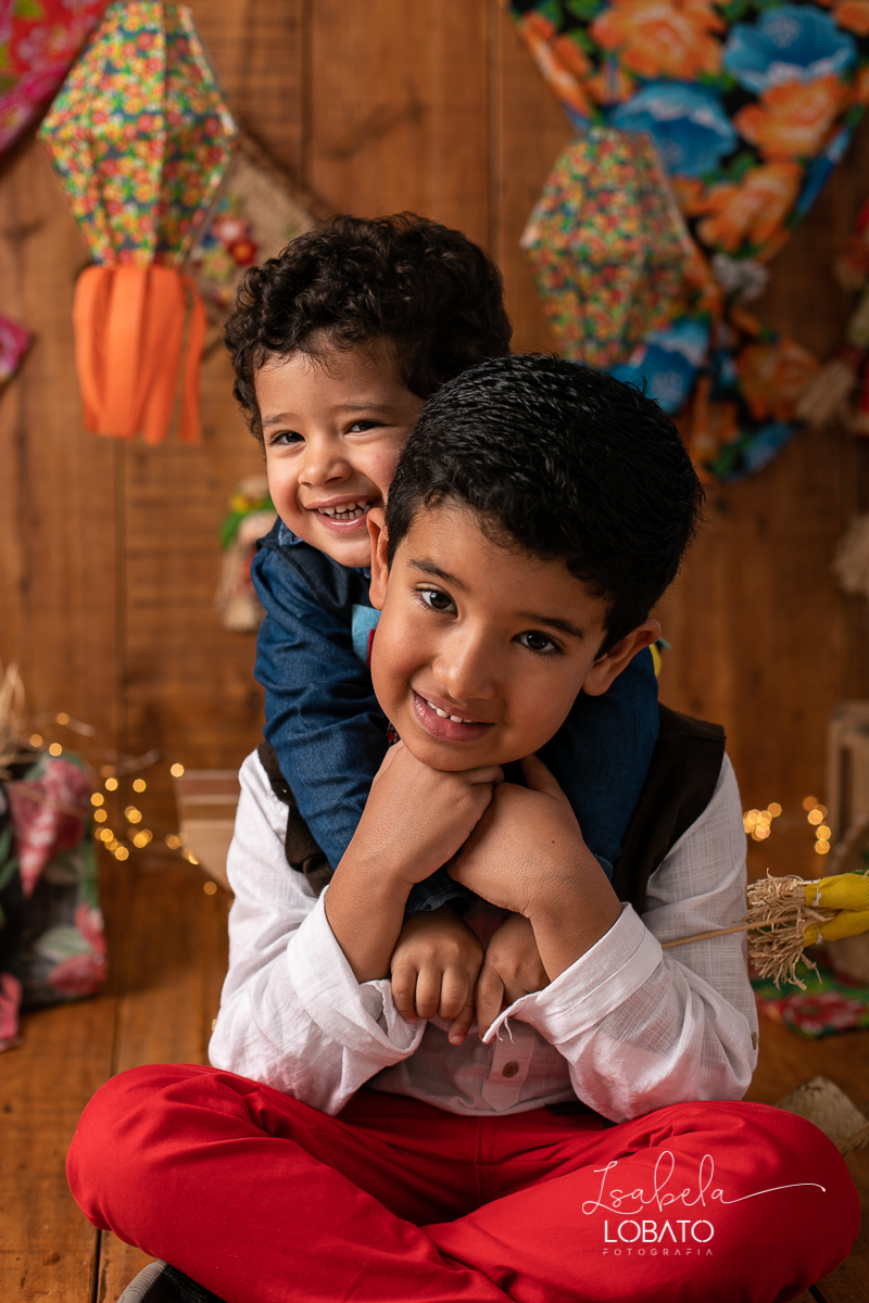 ensaio-fotografico-junino-festa-junina-2020-sessao-fotografica-de-festa-junina-sao-joao-2020-arraial-tema-junino-fundo-fotografico-de-festa-junina-chapeu-lampiao-caipira-junina-estudio-fotografico-infantil-em-barbacena-isabela-lobato-fotografia-melhor-bq