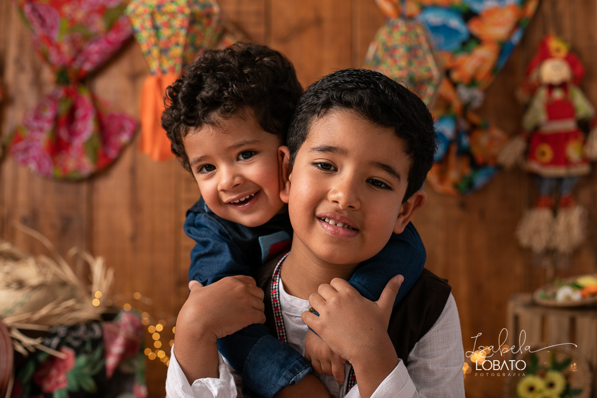 ensaio-fotografico-junino-festa-junina-2020-sessao-fotografica-de-festa-junina-sao-joao-2020-arraial-tema-junino-fundo-fotografico-de-festa-junina-chapeu-lampiao-caipira-junina-estudio-fotografico-infantil-em-barbacena-isabela-lobato-fotografia-melhor-bq